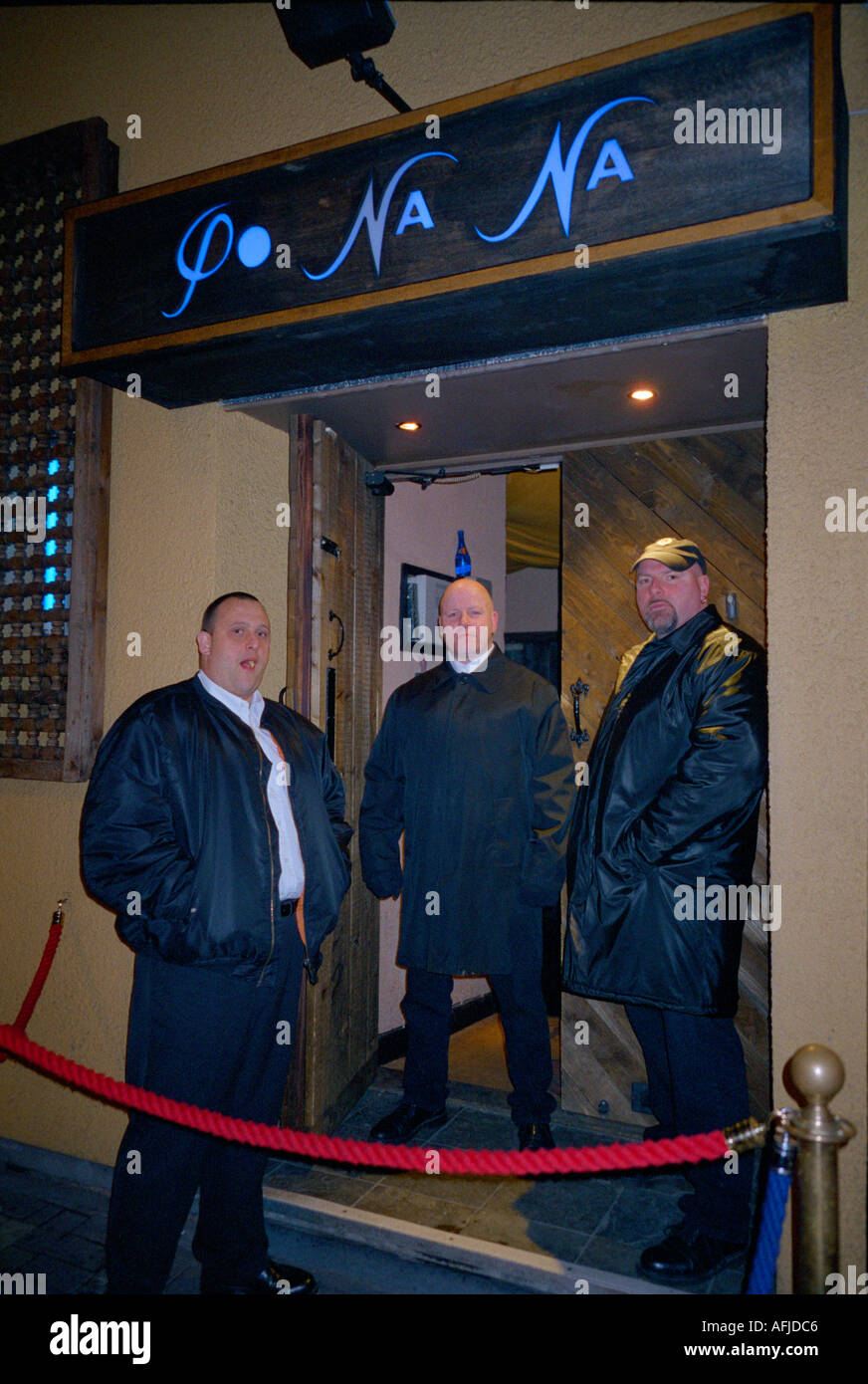 Porteros en la puerta en una discoteca entradas Fotografía de stock - Alamy