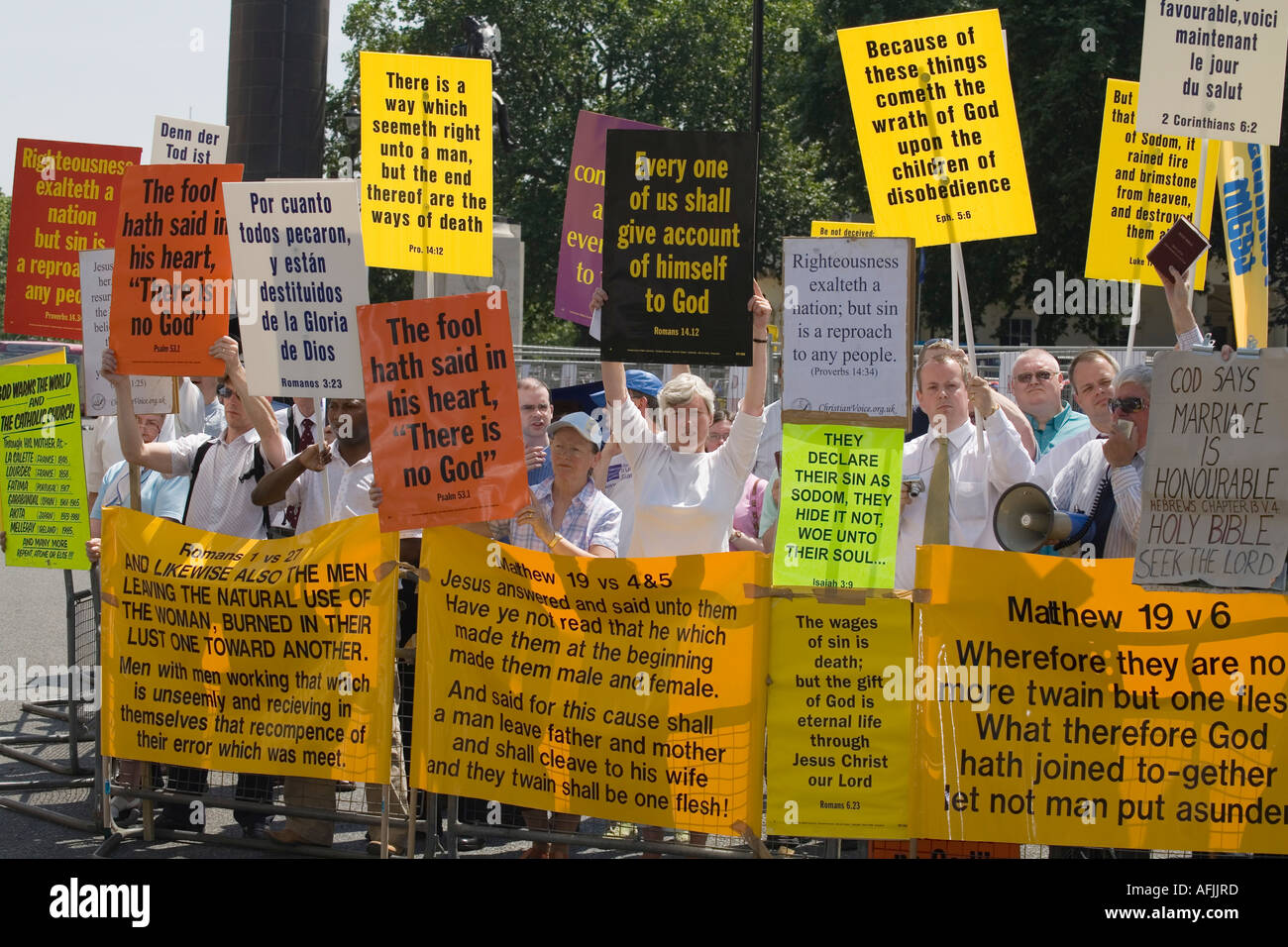 Grupo de grupos cristianos que protestaban contra la celebración del orgullo gay de Londres Foto de stock