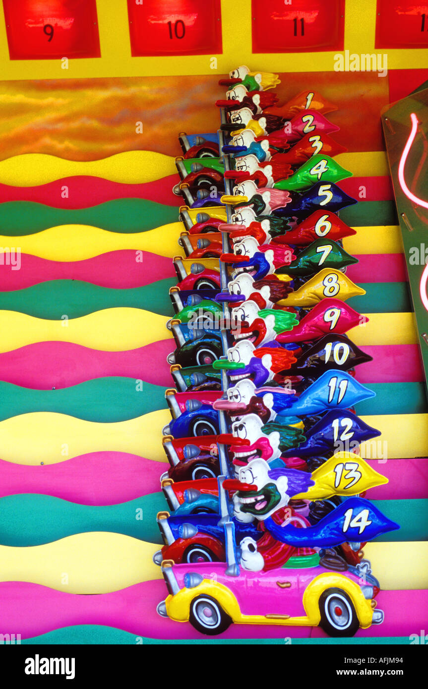 Fila de payasos en coches juego en carnaval Fotografía de stock - Alamy