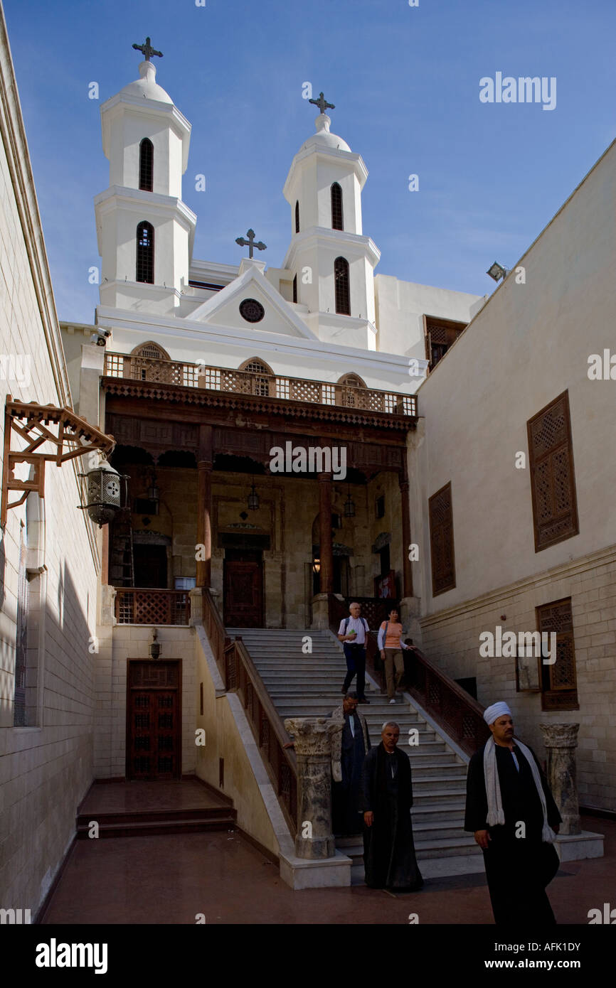 La Iglesia copta de la Virgen, también conocida como la Iglesia Colgante,  en el Viejo Cairo. Más del 5% de los egipcios son cristianos coptos  Fotografía de stock - Alamy