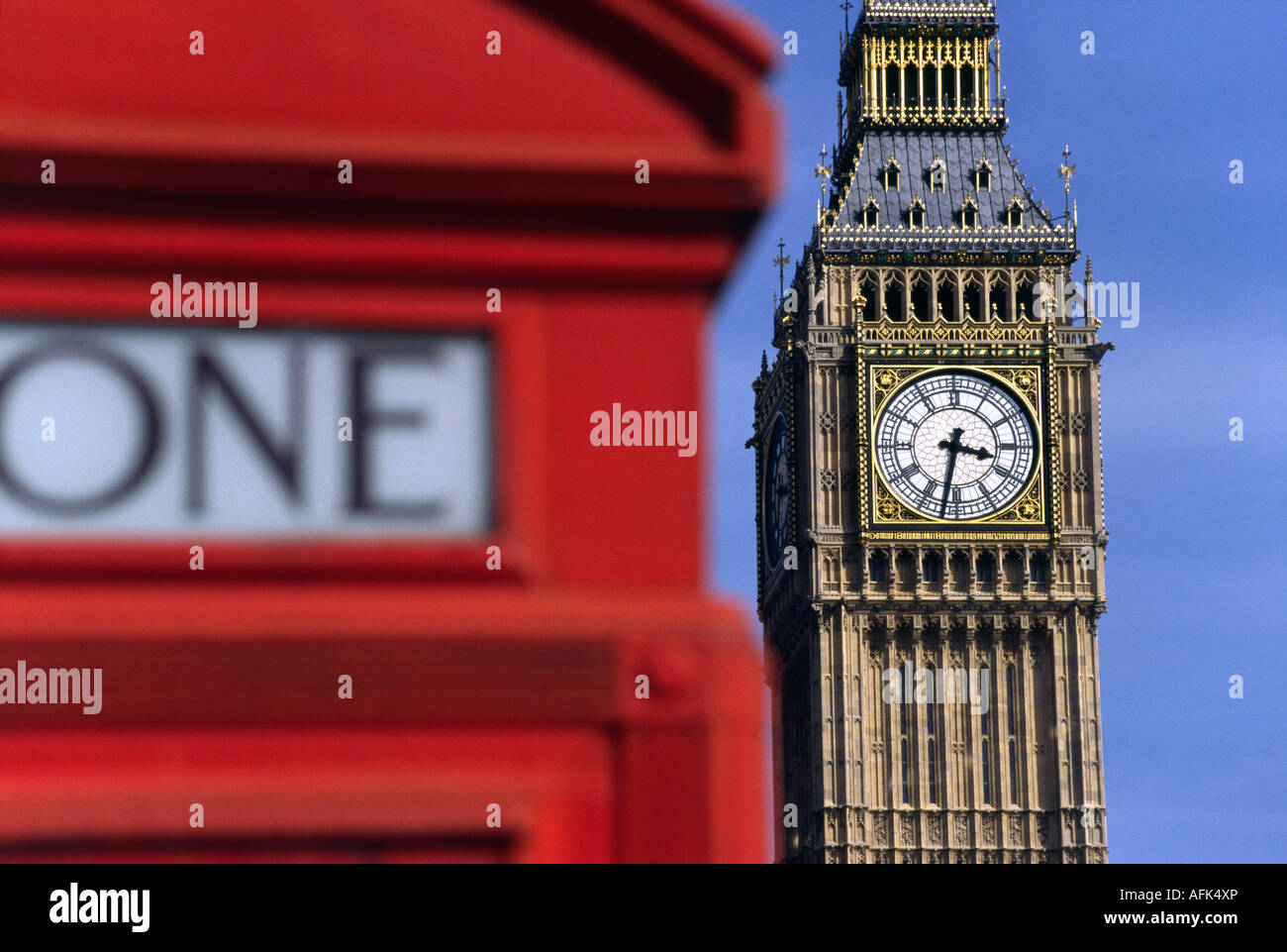 La famosa Torre del Reloj de Londres, el Big Ben, es visto desde detrás de  otro icono Inglés - La cabina de teléfono rojo Fotografía de stock - Alamy