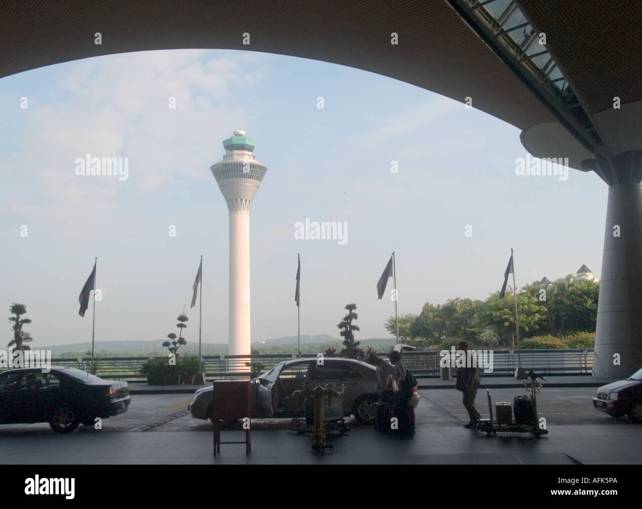 Torre de control del tráfico aéreo visto desde la zona de llegadas, Sepang, el aeropuerto internacional de Kuala Lumpur, Malasia. Foto de stock