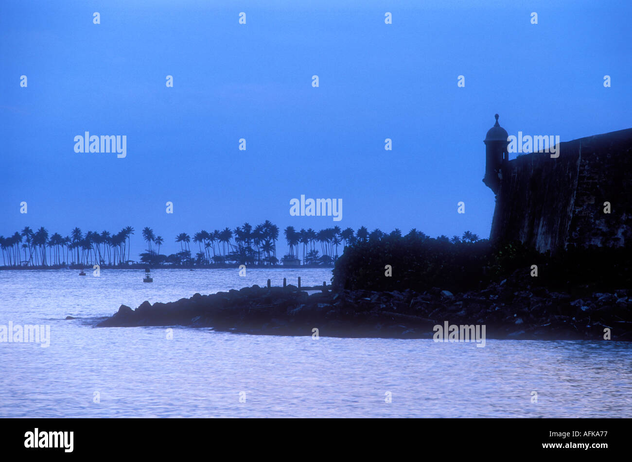 A primera hora de la noche en el puerto en el Viejo San Juan Puerto Rico  Caribe Fotografía de stock - Alamy