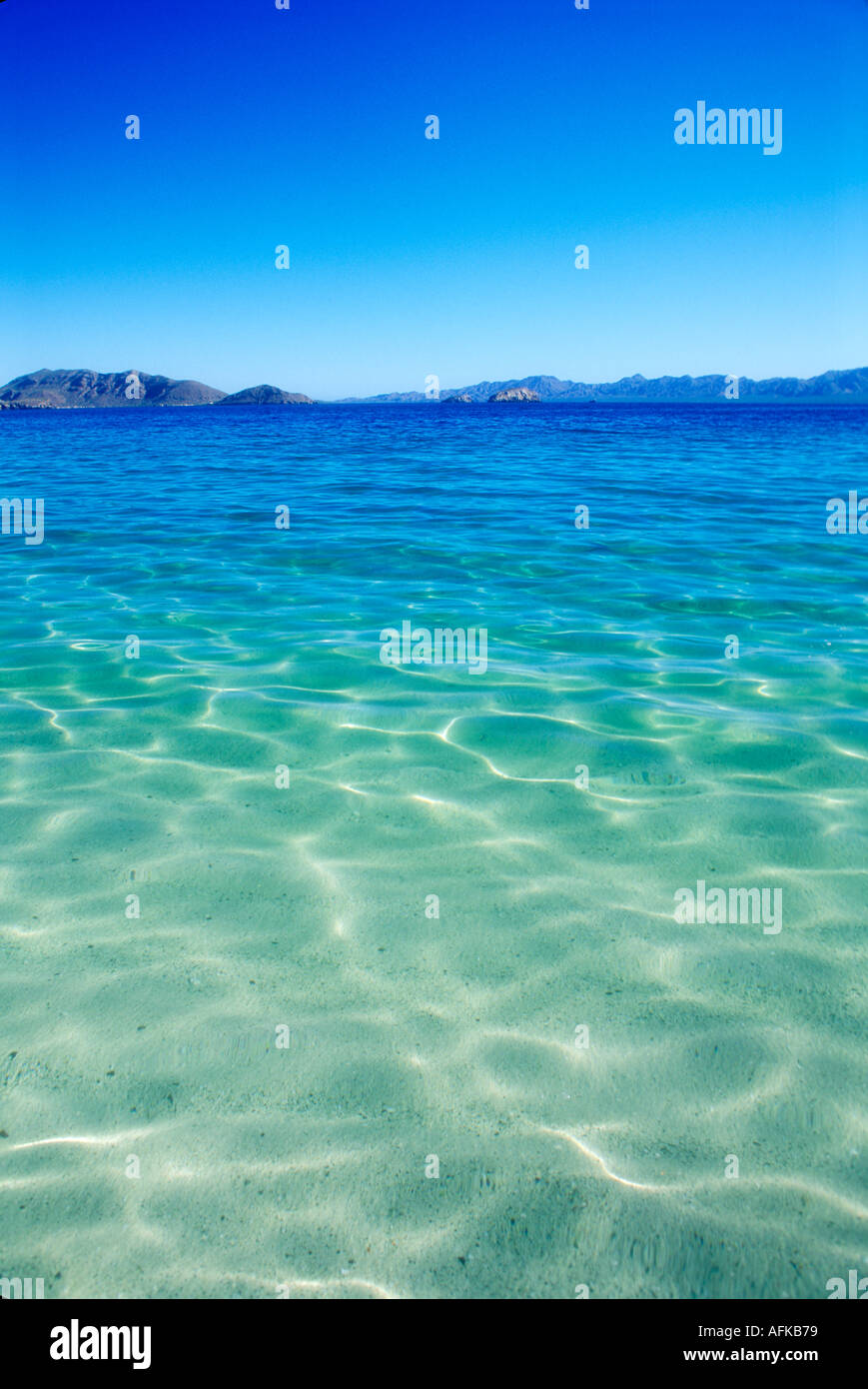 Claro aguas poco profundas cerca de la Bahía de Concepción, en el Mar de Cortez, en Baja California, México. Foto de stock