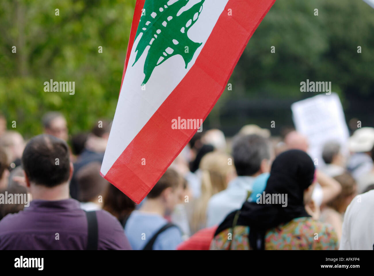 Bandera libanesa en manifestación. Foto de stock