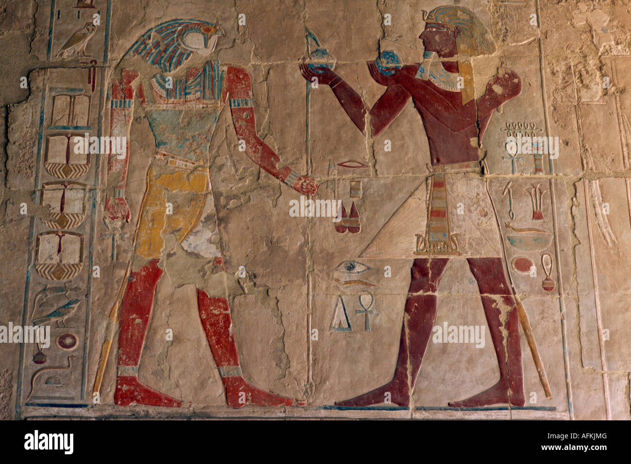 Egipto, el Norte de África y Oriente próximo valle del Nilo Tebas Deir el-Bahri Hatshepsut templo mortuorio capilla de Anubis alivio de Tutmosis Foto de stock