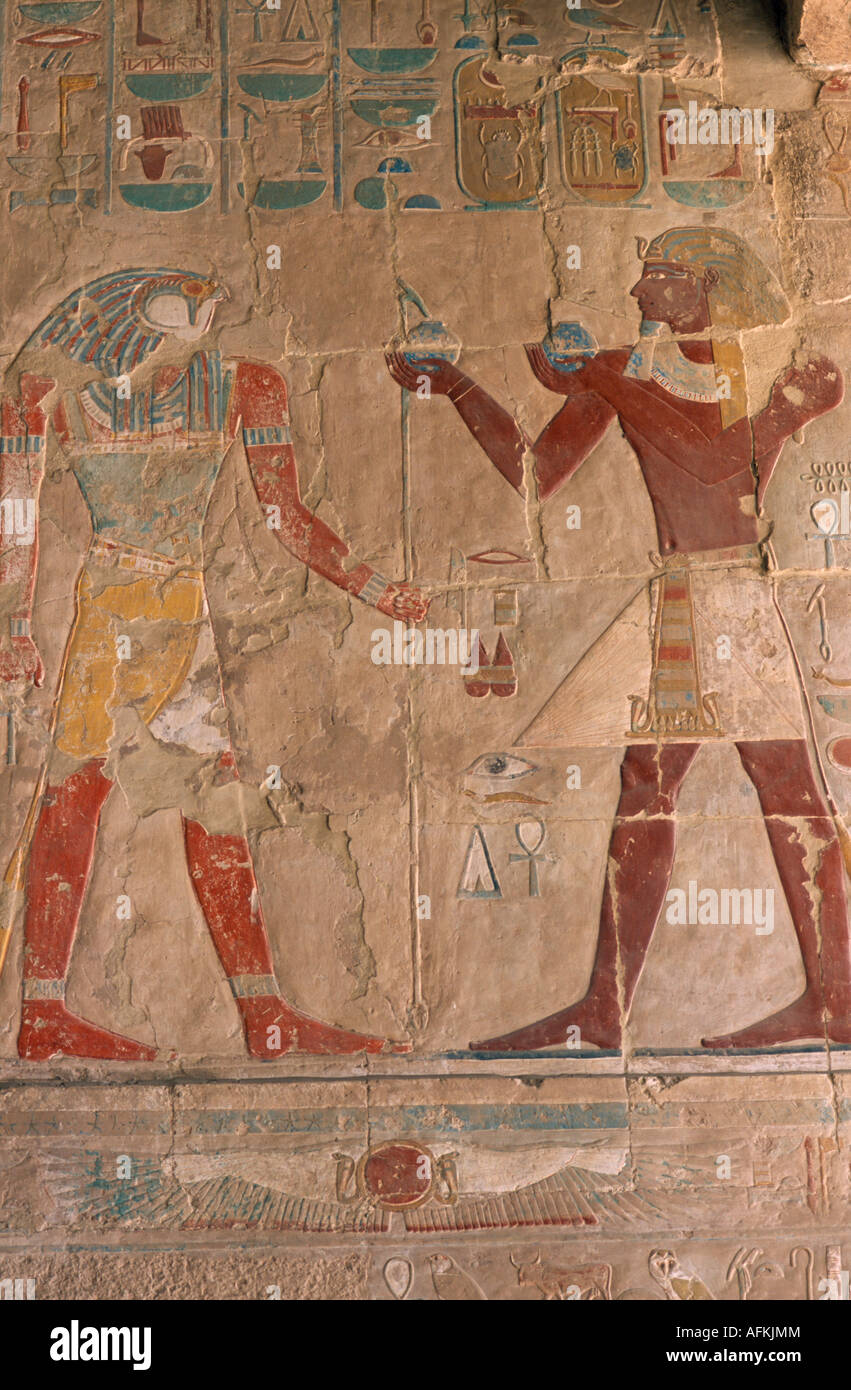 Egipto, el Norte de África y Oriente próximo valle del Nilo Tebas Deir el-Bahri Hatshepsut templo mortuorio capilla de Anubis alivio de Tutmosis Foto de stock