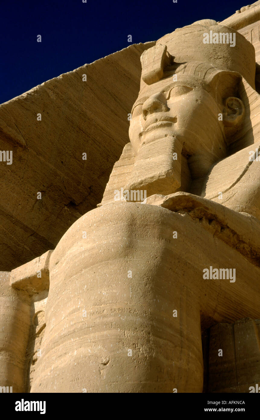 Abu Simbel, Egipto : Uno de los cuatro grandes estatuas en el Templo de Ramsés II. Foto de stock