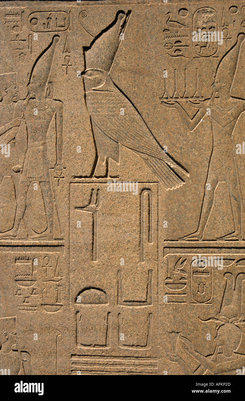 Socorro representando Horus con una corona sobre la Reina Hatsheput obelisco en el templo de Karnak, Luxor, Egipto. Foto de stock