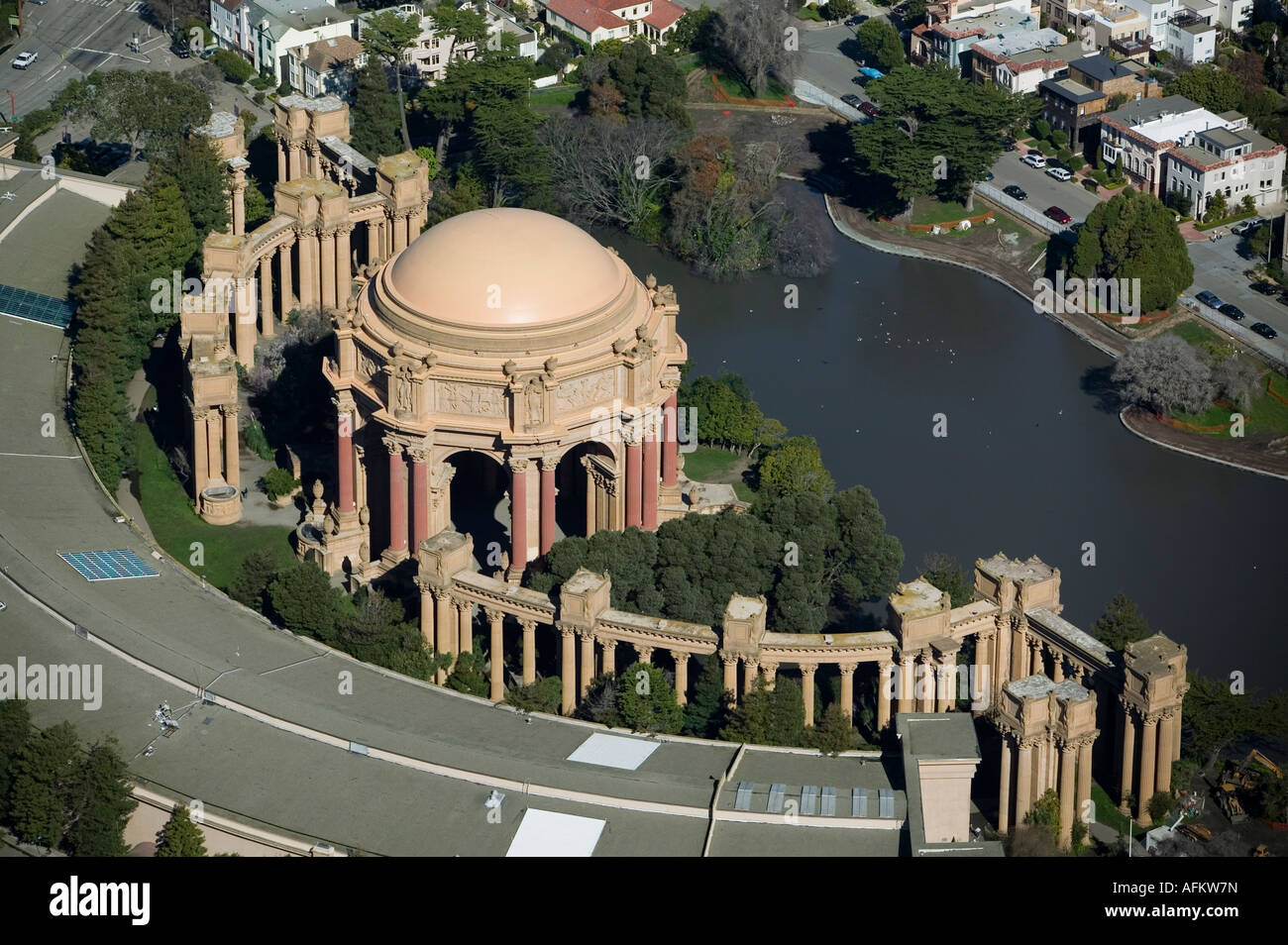 Vista aérea sobre el Palacio de Bellas Artes, el Exploratorium de San Francisco CA Foto de stock