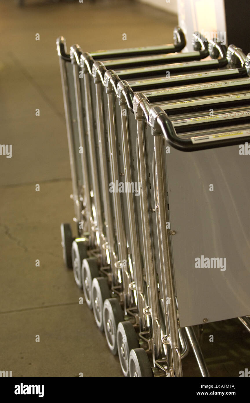 En el Aeropuerto de LAX carritos de equipaje trolley carros están disponibles para alquiler a los pasajeros transportar equipaje voluminoso o equipaje Foto de stock