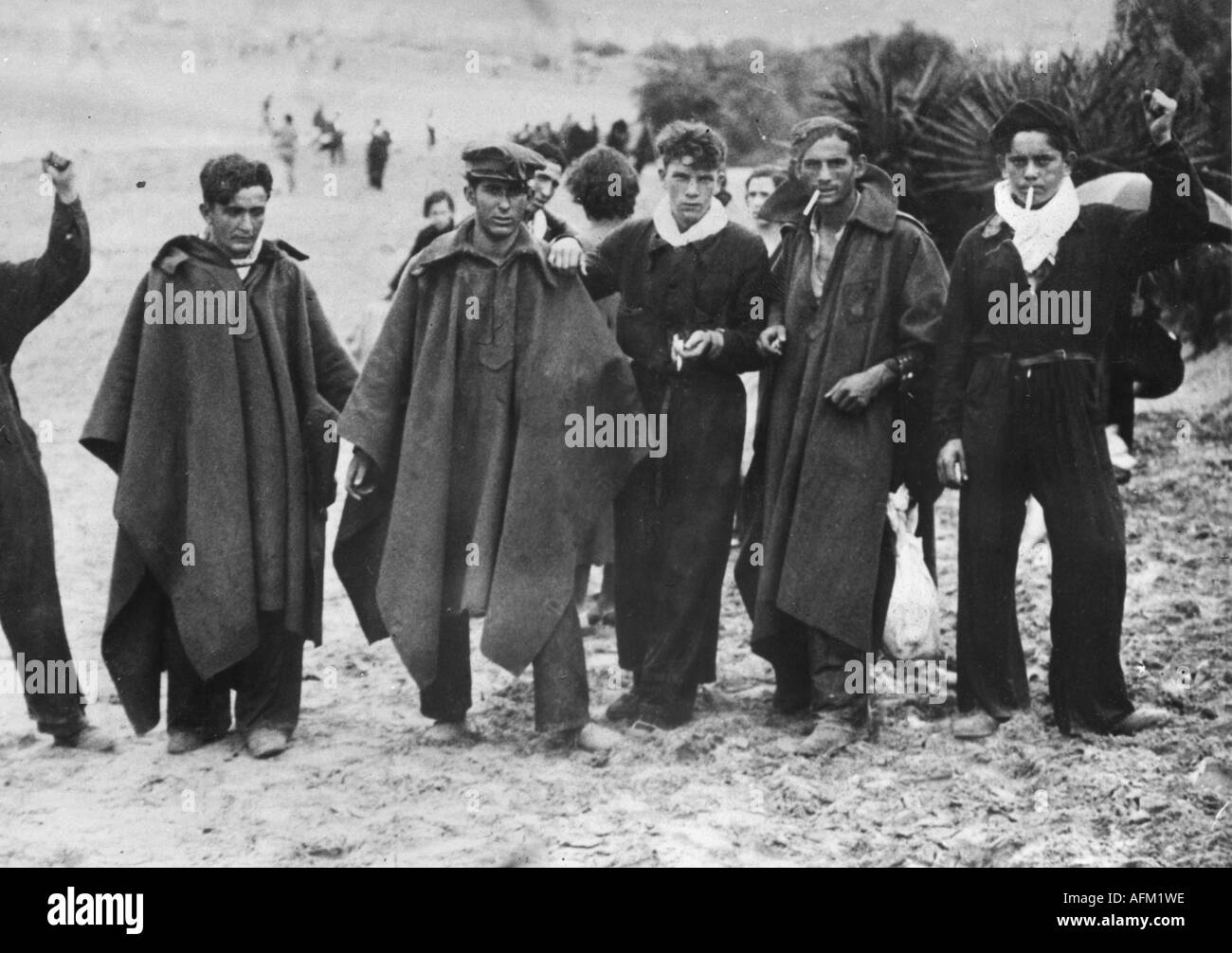 Geografía / viajes, España, Guerra Civil, 1936 - 1939, militamen comunista en Hendaye, Francia, 1936 de septiembre, refugiados, siglo 20, español, histórico, histórico, 1930, soldados, milicia, refugiado, cloak, puño levantado, puños, pueblo, Foto de stock