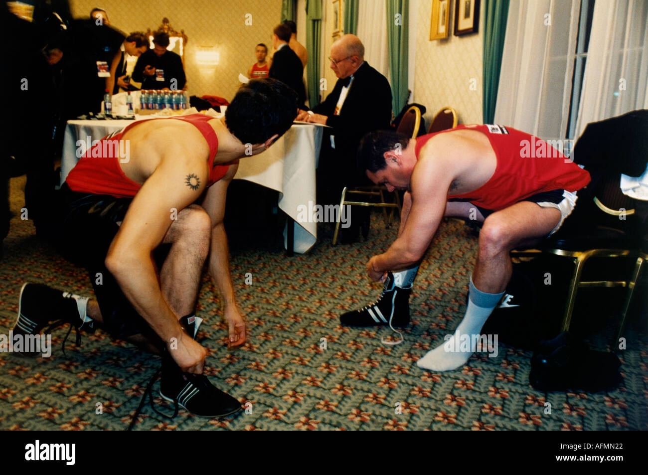 La lucha real club participantes del deporte de contacto de alta adrenalina de boxeo de cuello blanco Foto de stock