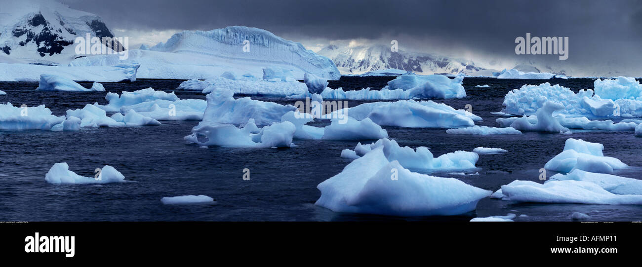 Témpanos de hielo cerca de la Antártida Foto de stock