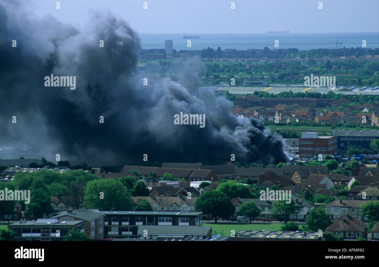 Humo negro por el fuego químico Portsmouth Hampshire Inglaterra Foto de stock