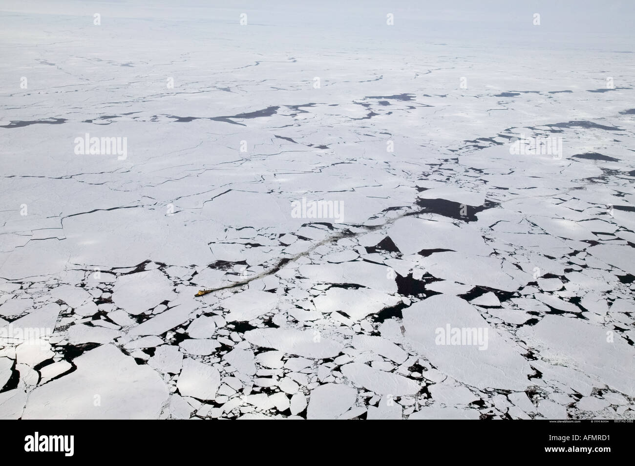 Rompehielos en la Antártida en el hielo Foto de stock