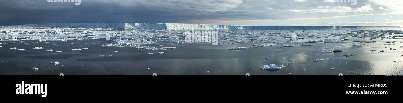 Extremo superior del mundo B 15 s grande iceberg actualmente 170 millas 295 km. de largo por 25 millas de 37 km de ancho La Antártida Foto de stock