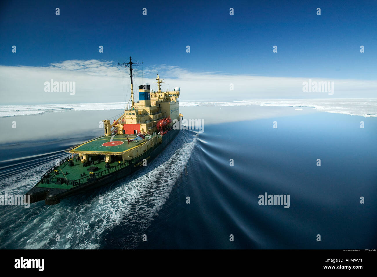 Rompehielos navegando hacia témpanos de hielo de la Antártida Foto de stock