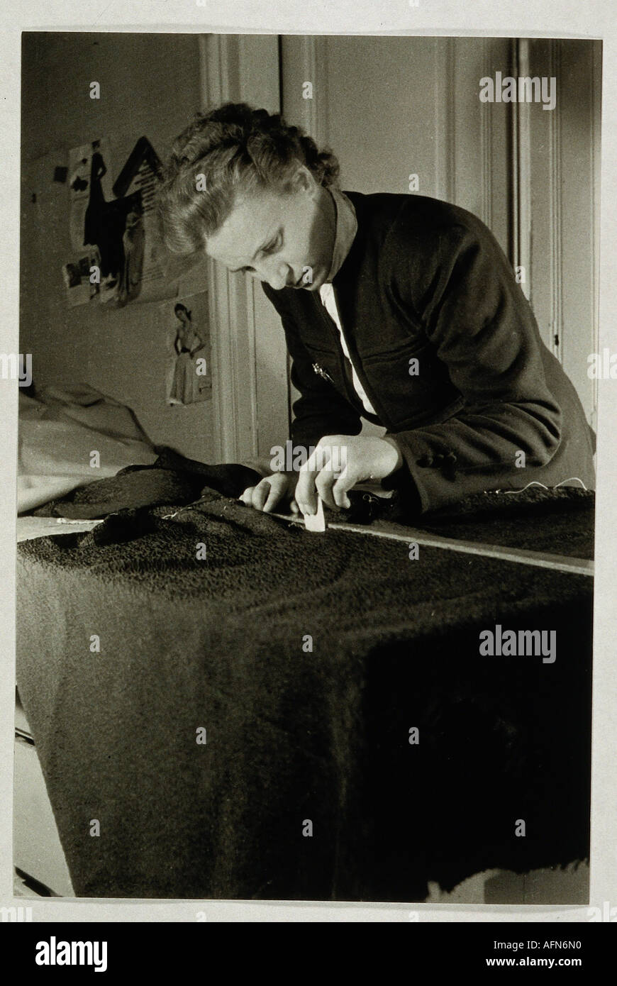 Gente, profesión, sastre, marcar con tiza,Alemania, 1948, moda, era de la posguerra, , Foto de stock