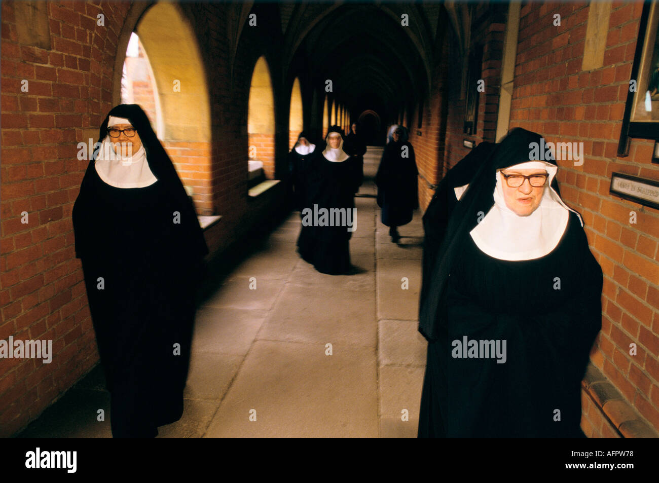 Monjas en Santa María en la Abadía de Edgware Cruz.Hermanas caminar de vuelta a través de los claustros después de la Oficina Divina, adorando en la capilla de 1980 Reino Unido HOMER SYKES Foto de stock