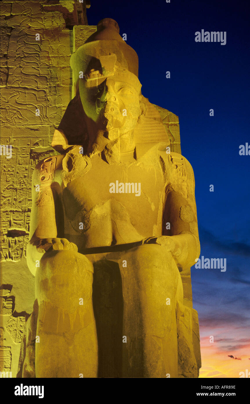 Templo de Louxor en la noche de Egipto Foto de stock