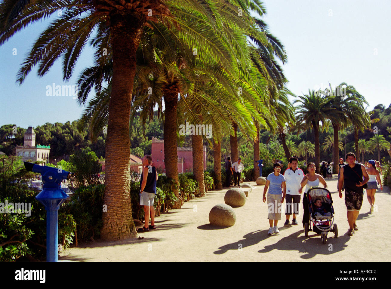 Los visitantes pasear por las palmeras en el parque paisajístico de