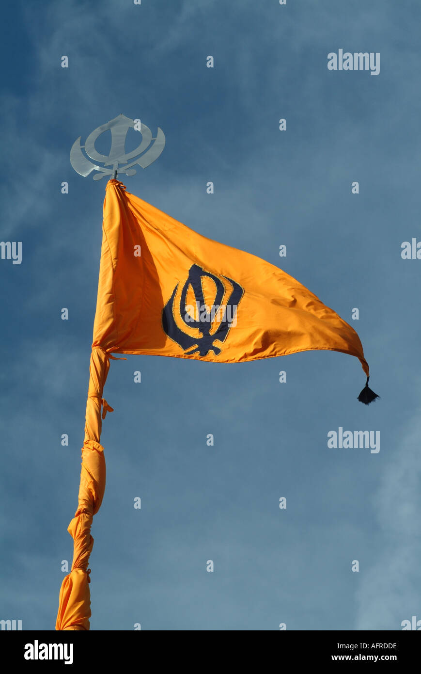 Bandera Sikh o Nishan Sahib vuela fuera de un templo sij o Gurdwara, Hounslow, Middlesex, Reino Unido. Foto de stock
