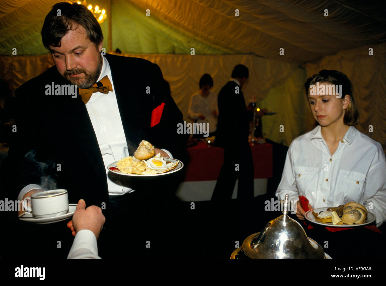 Ricos pobres clase social 1980 UK Hunt Ball celebrado en Tysoe Manor Tysoe Warwickshire Reino Unido. Caza desayuno, después de una noche de juerga toda la noche HOMER SYKES Foto de stock