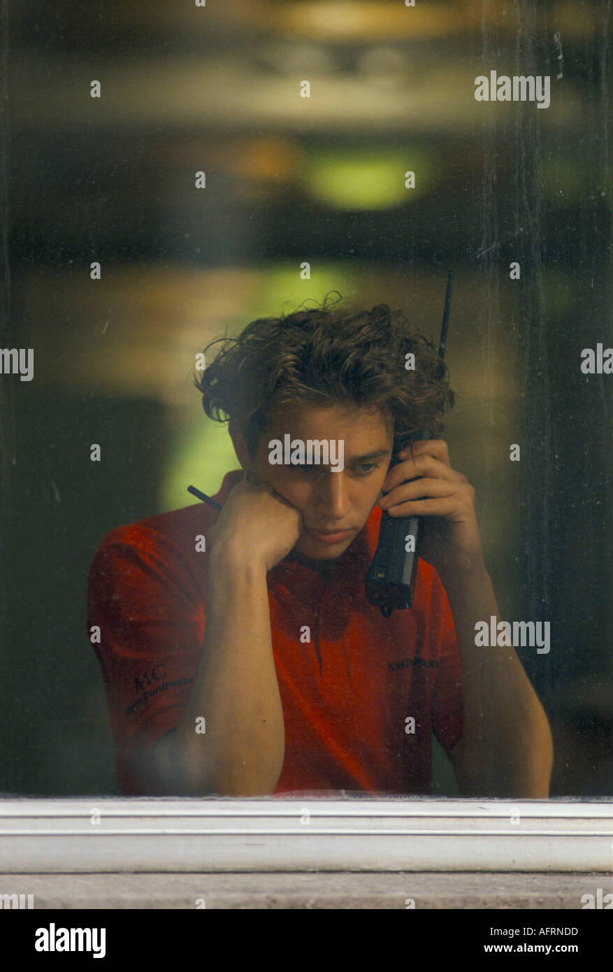 Hombre en la ciudad retro del teléfono móvil del viejo estilo de Londres, fue vestido abajo el viernes 1992. Teléfono estilo ladrillo antiguo. AÑOS NOVENTA HOMER SYKES DEL REINO UNIDO Foto de stock