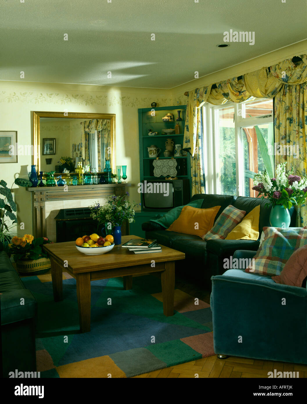 Ochenta salon con verde de empapelado con motivos florales y