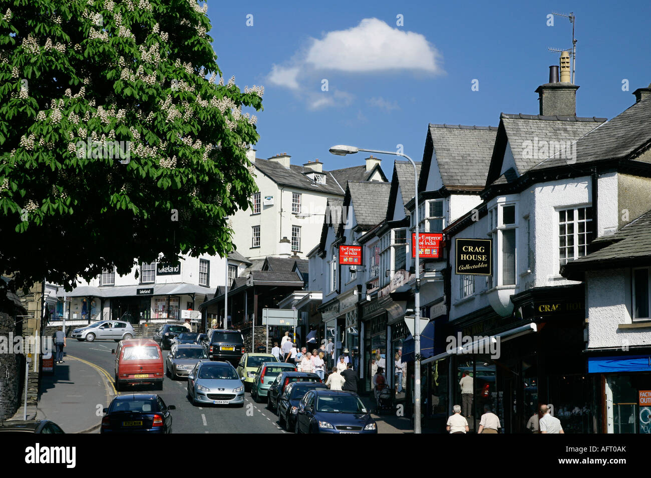 De Bowness-on-windermere, tiendas y turistas, Cumbria, Lake District, Inglaterra Foto de stock