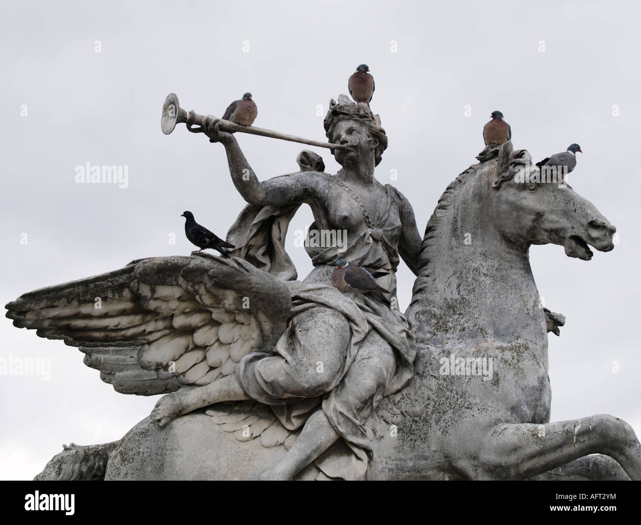 Palomas palomas sentado descansando sobre una estatua en la ciudad de París Francia Foto de stock