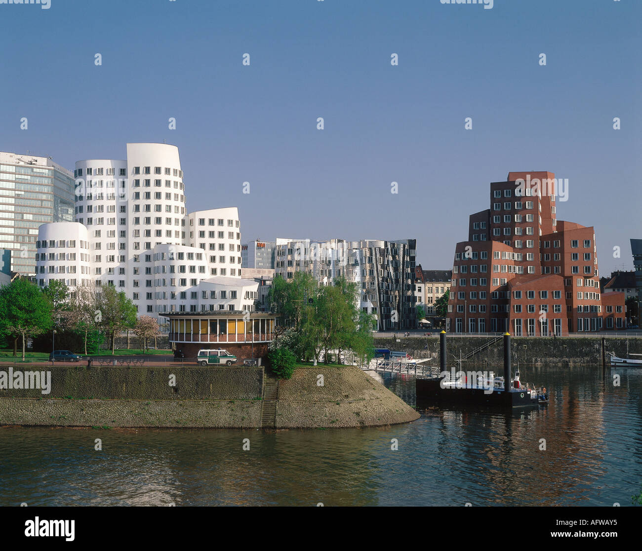 Geografía / viajes, en Alemania, en Renania del Norte-Westfalia, Düsseldorf, vistas a la ciudad / paisajes urbanos, del río Rin, Puerto, 'Neue Zollhof', edificios de Gehry, Additional-Rights-Clearance-Info-Not-Available Foto de stock