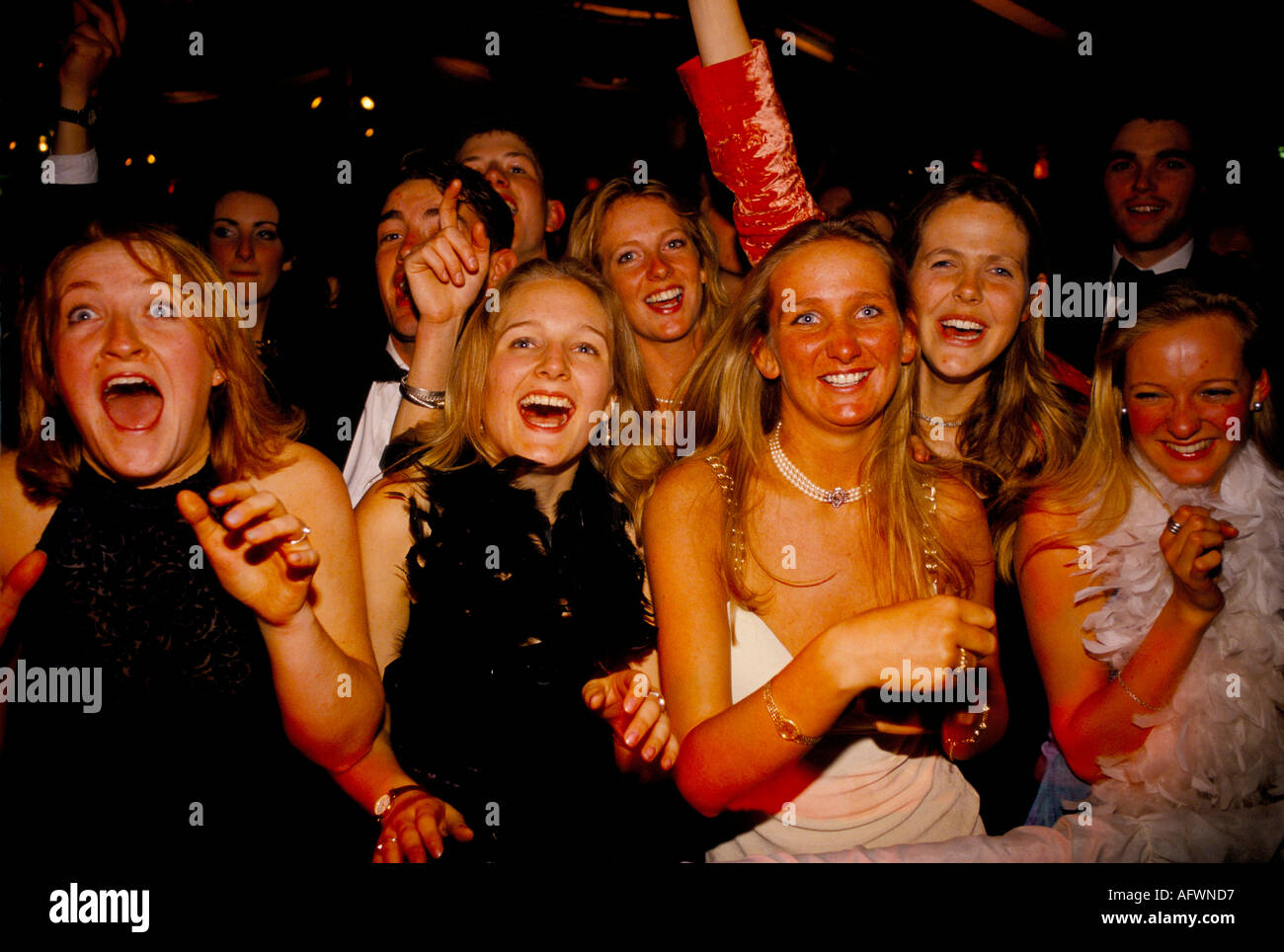 Estudiante en concierto en vivo, chicas jóvenes gritando riendo emocionadas en la banda en vivo en el escenario Cirencester Royal Agricultural College University de los años noventa Foto de stock