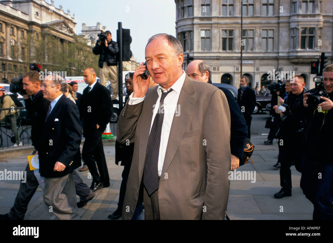 Ken Livingstone político, 6th de mayo de 2000, su primer día en el cargo. Se postuló como candidato independiente para convertirse en el primer alcalde de Londres . HOMER SYKES Foto de stock
