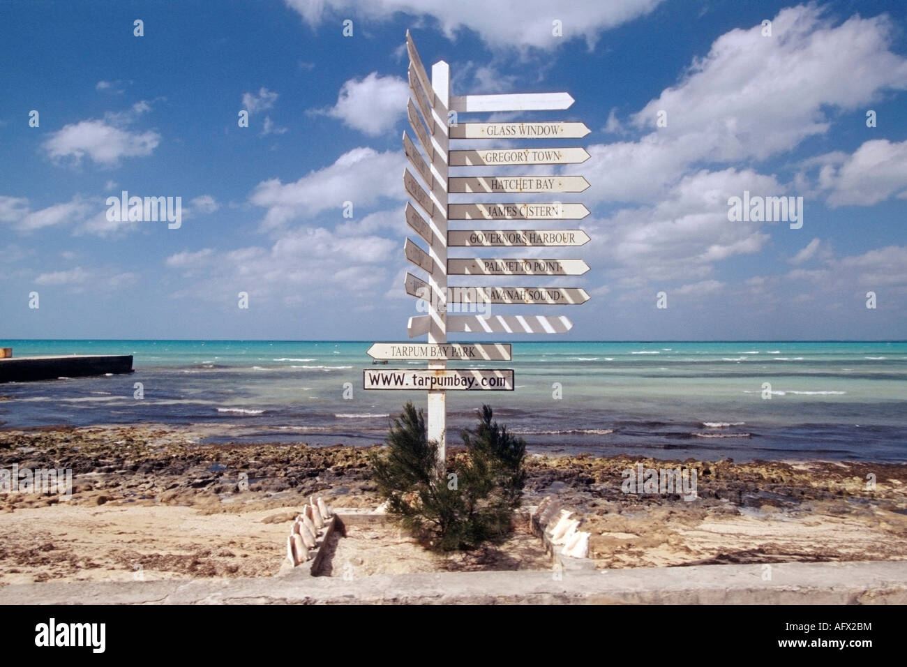 Dirección marcadores en Tarpum Bay Eleuthera Bahamas Foto de stock