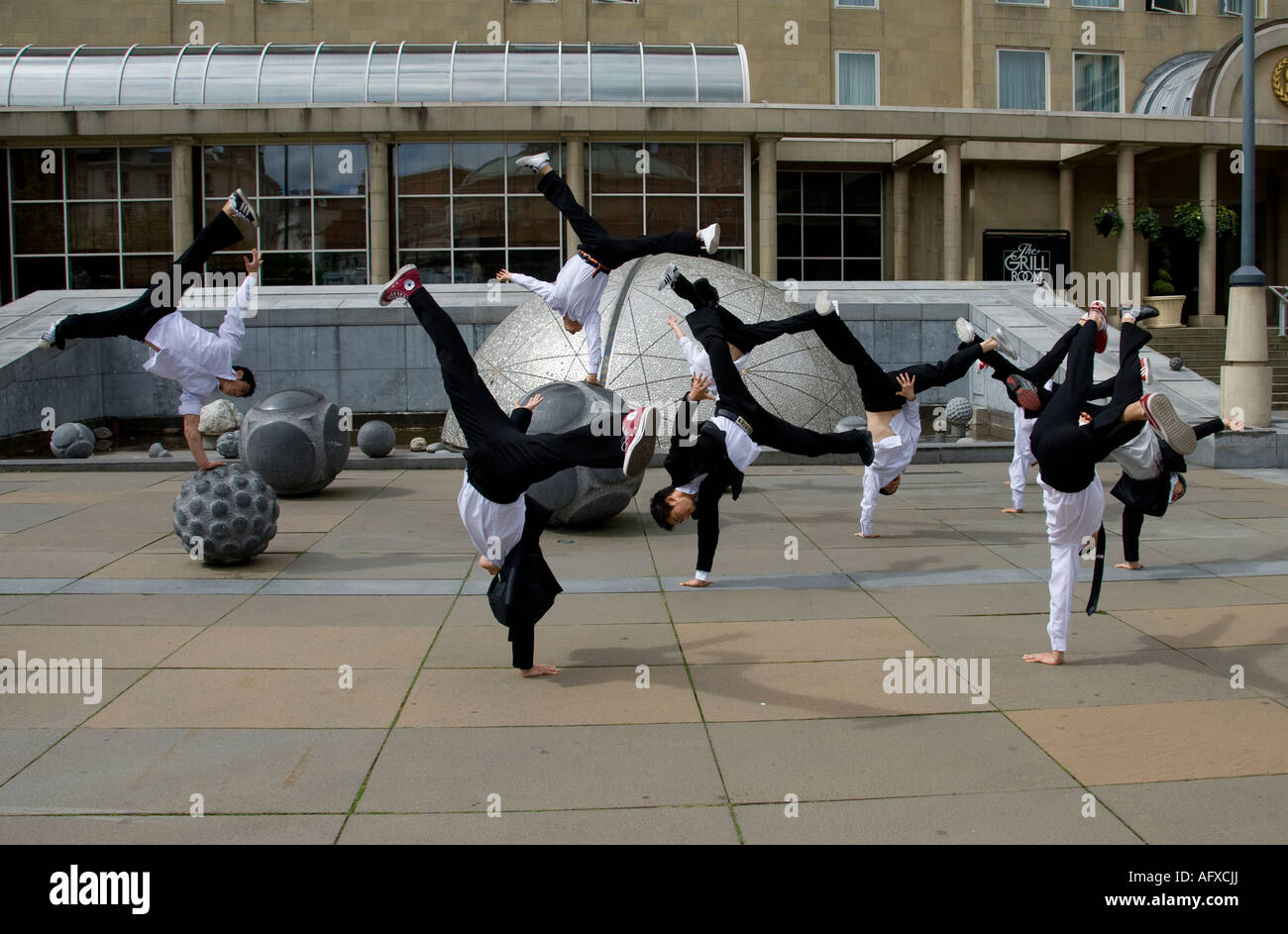 Grupo Coreano romper bailarines actuando en las calles de Edimburgo Foto de stock