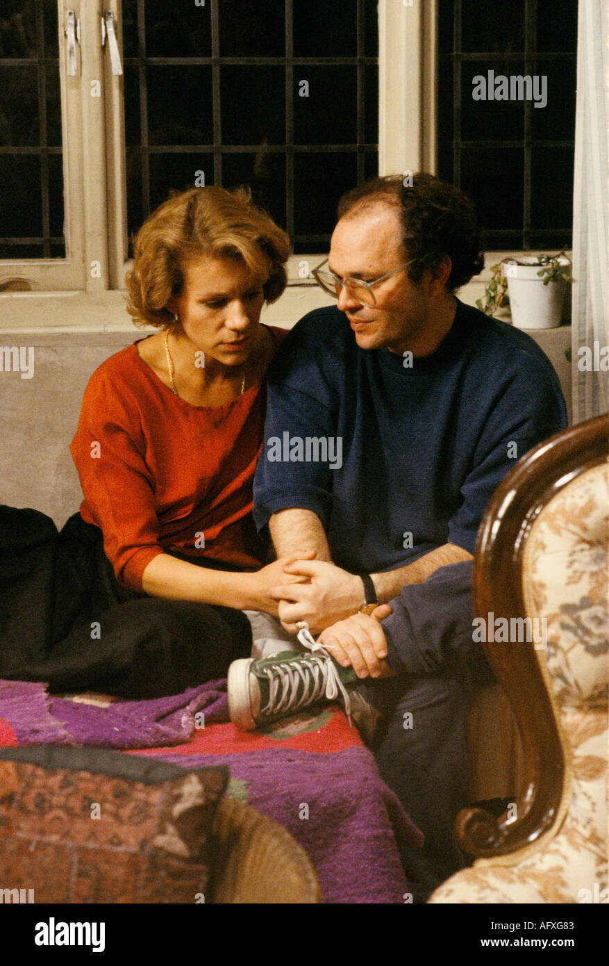 El director británico Anthony Minghella, cogido de la mano con la actriz británica Juliet Stevenson en el rodaje de 'Truly Madly Deep'. LONDRES, REINO UNIDO 1990S 1990 HO. Foto de stock