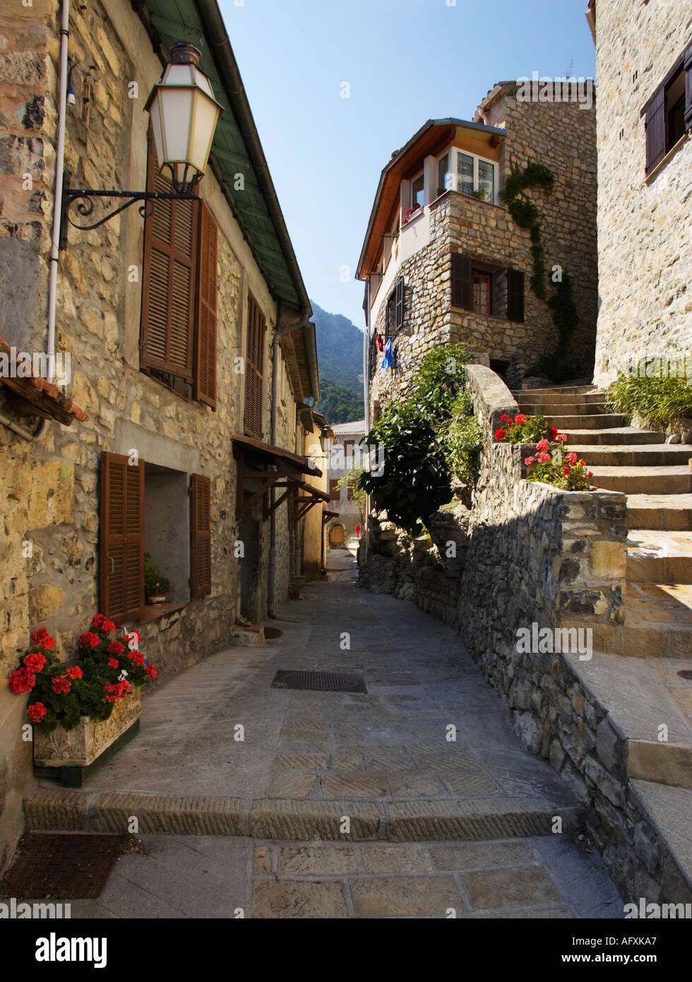 Village, Francia - estrecha callejuela empedrada en Bairols Mountain Village, por encima del valle de tinee, Alpes Maritimes, Francia, Europa Foto de stock
