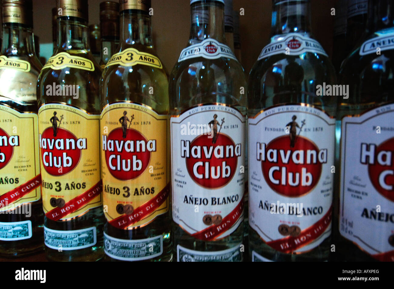 Cuba Botellas De Ron Havana Club En Exhibición En Una Tienda De Licores Fotografía De Stock Alamy 9207