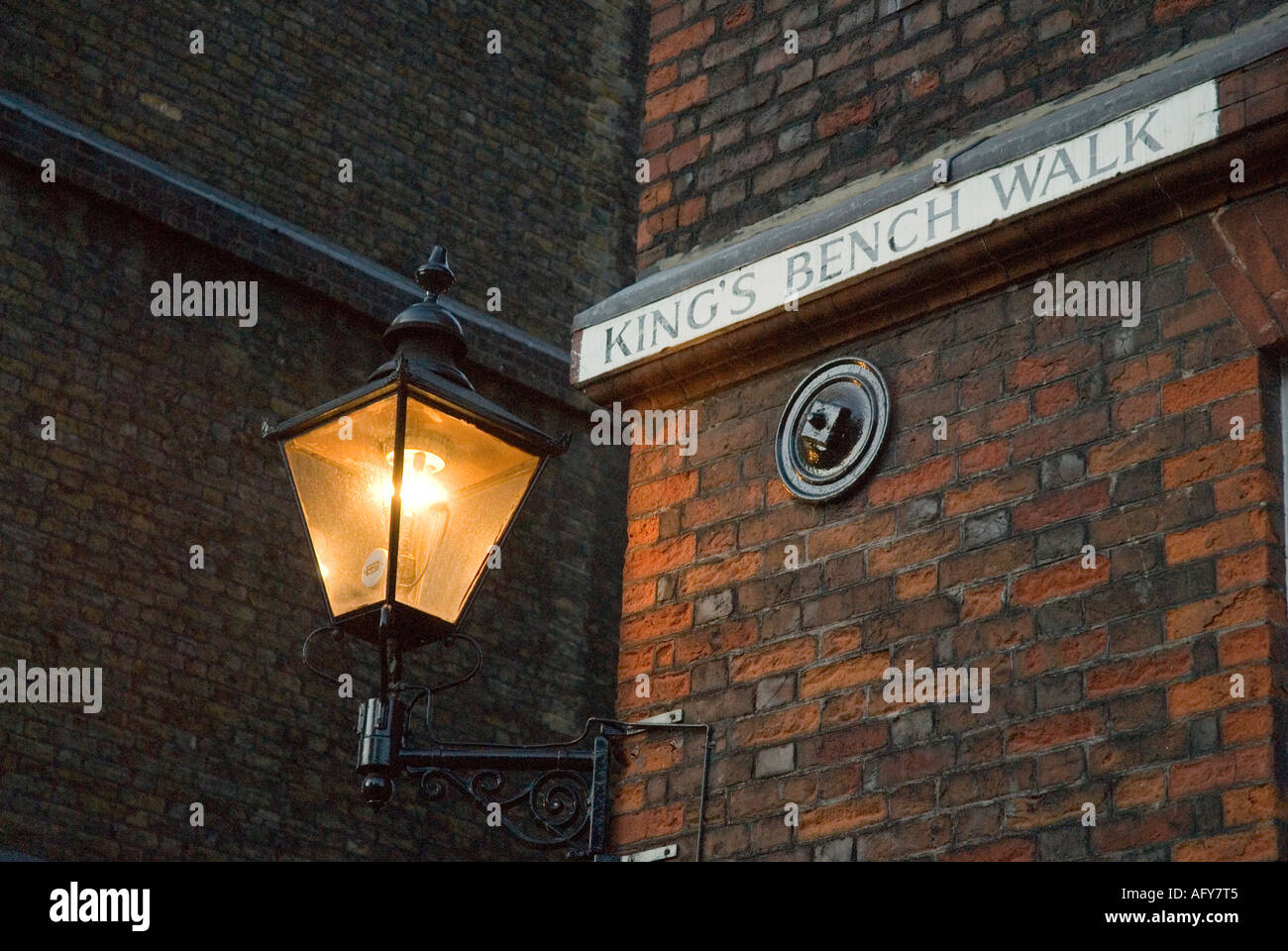 'Kings Bench Walk' Firmar y lámpara de gas de Londres Inglaterra Gran Bretaña Foto de stock