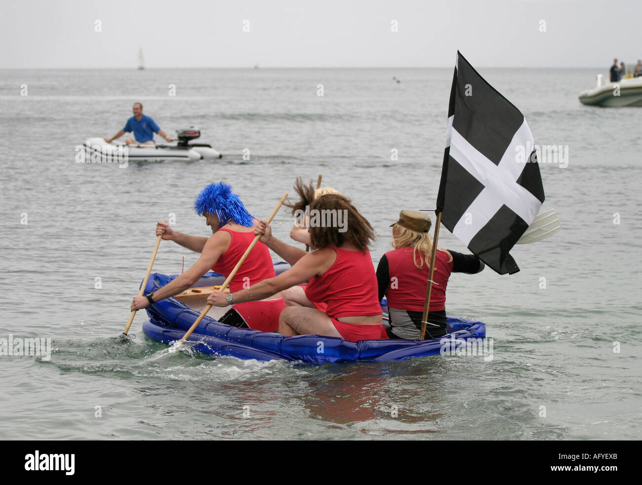 Charlestown regata Cornwall balsa raza baywatch babes in drag