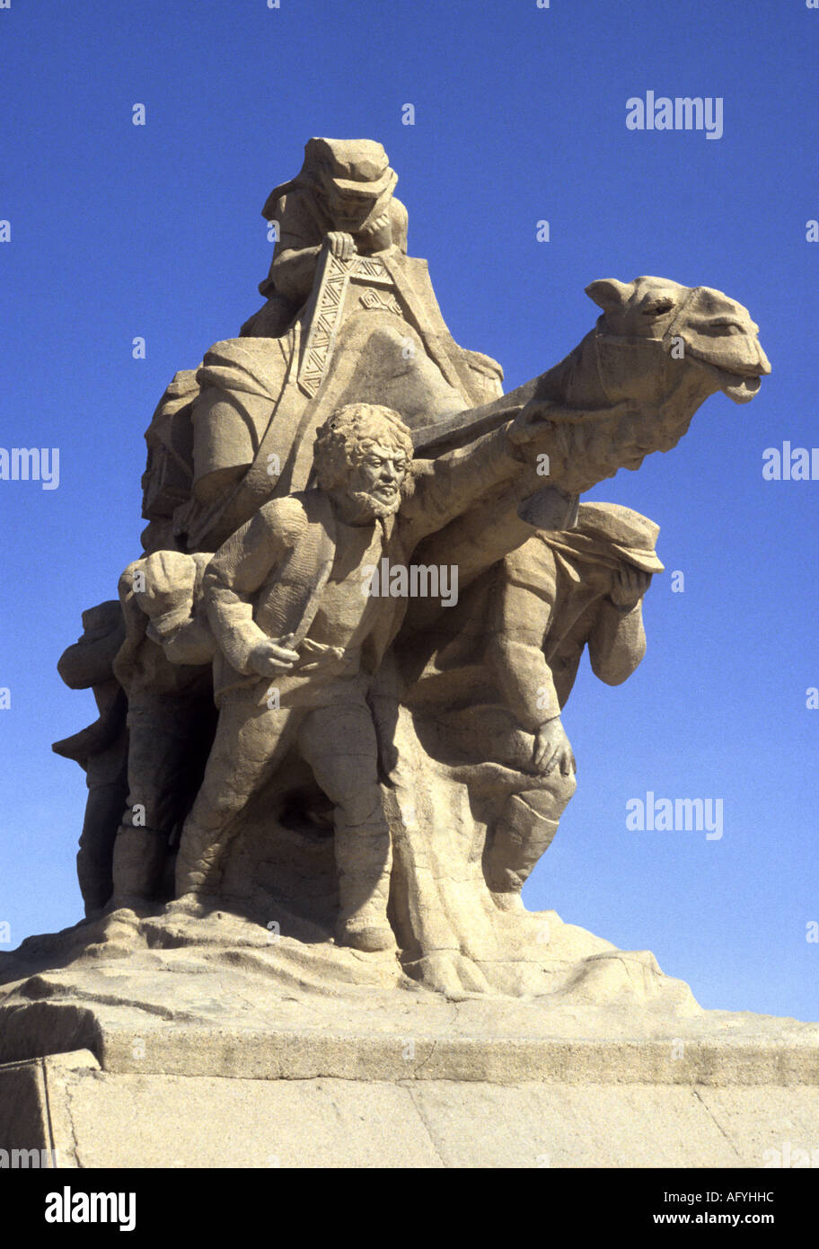 Estatua de Marco Polo golpear a su manera a través de la tormenta en el desierto de Kara Kum en la antigua Ruta de la Seda y la ruta del comercio de China Foto de stock