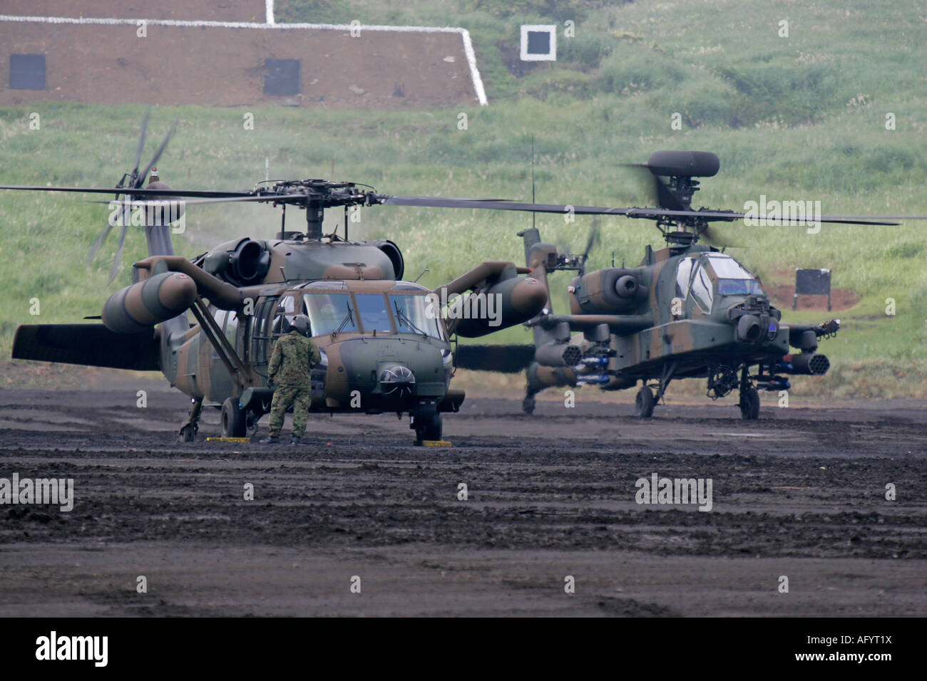 Helicóptero UH-60JA(izquierda) y el helicóptero Apache AH-64(derecha) Japón Fuerza de Autodefensa de tierra Foto de stock