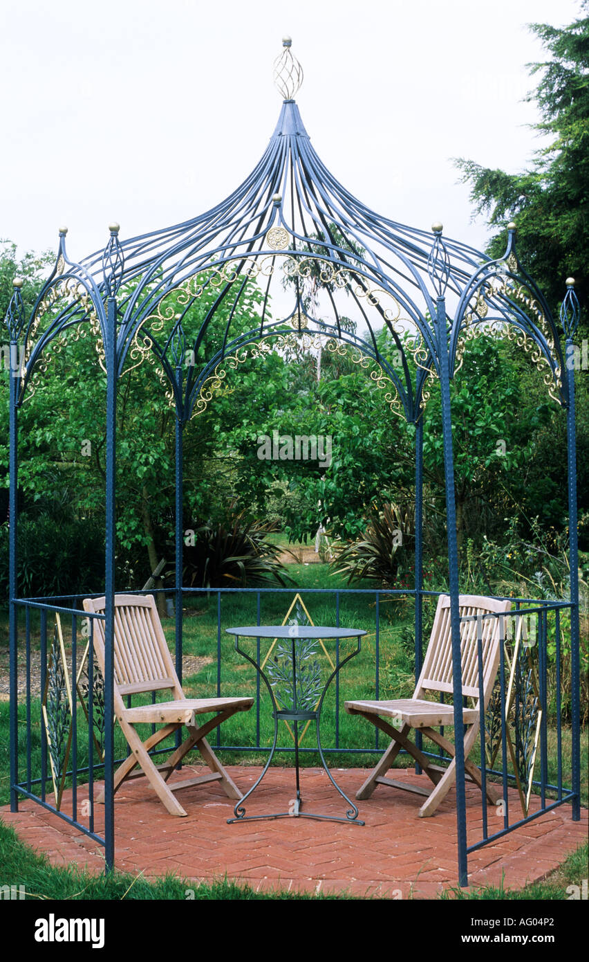 Gazebo, pérgola, hierro forjado, muebles de jardín, zona de estar  pavimentado, mesa, cubierto Fotografía de stock - Alamy