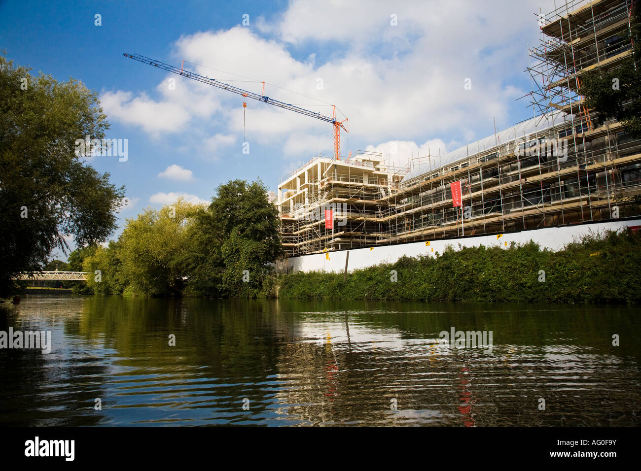 El desarrollo inmobiliario en el río Medway cerca de Maidstone, Kent Foto de stock