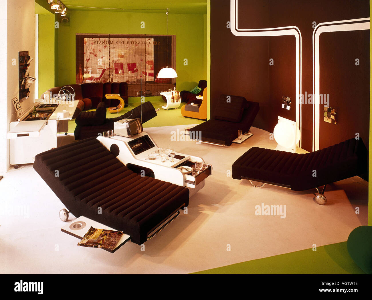 Muebles, salón, sillón, silla, TV, bar, mesa, decoración, 70s, 70s,  histórico, histórico Fotografía de stock - Alamy
