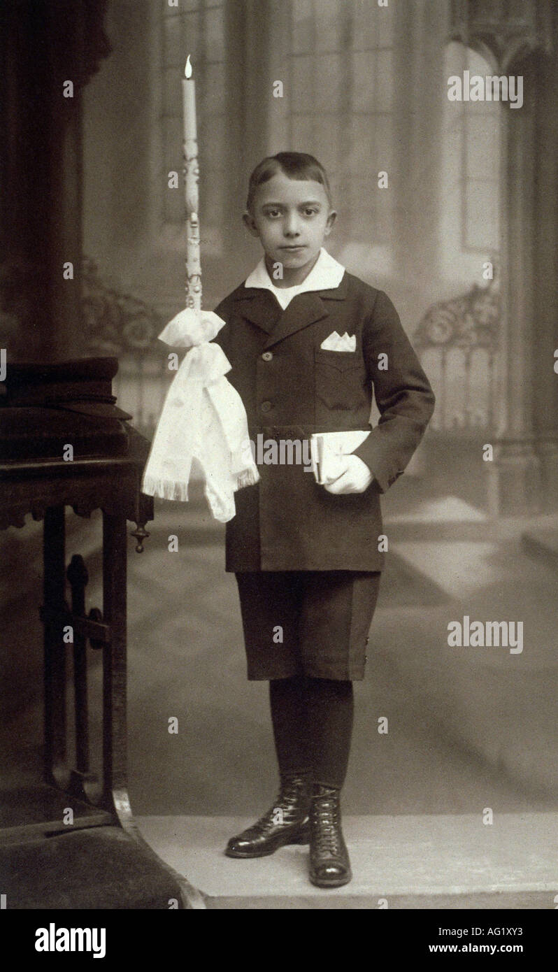 Religión, cristianismo, Fiestas católicas, Comunion, muchacho con candel, Alemania, circa 1910, Foto de stock