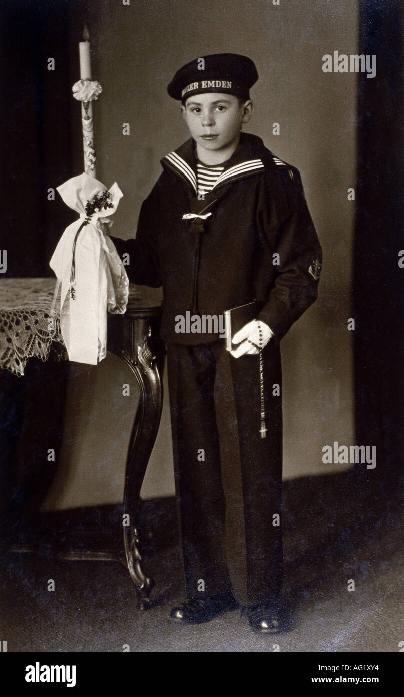 Religión, cristianismo, Fiestas católicas, Comunión, muchacho con candel, Alemania, circa 1920, católico, moda, marineros vestido, uniforme, , Foto de stock
