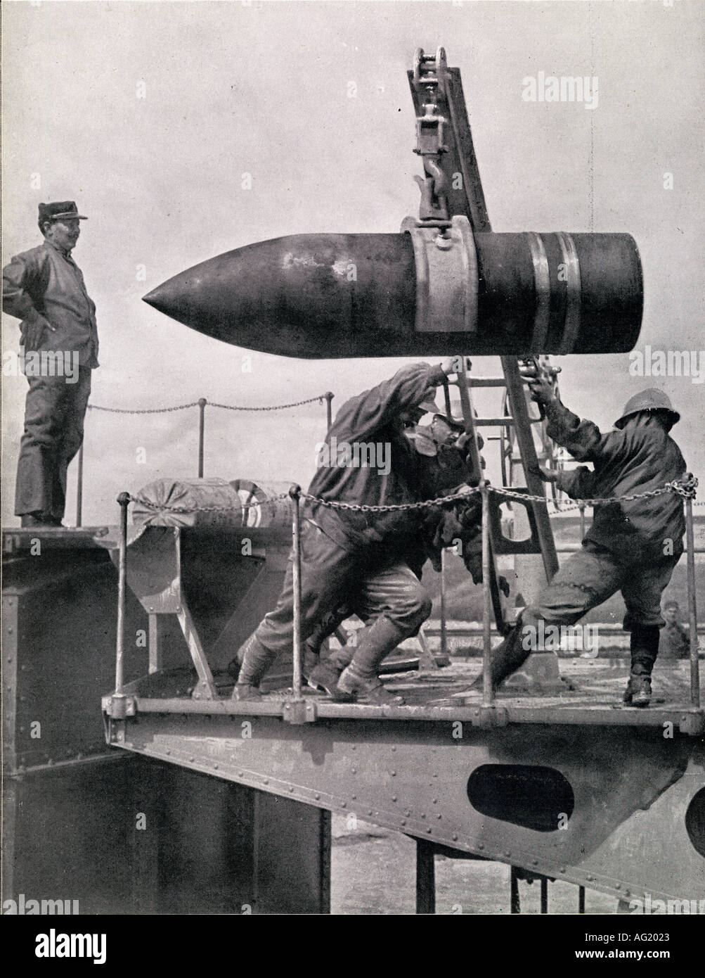 Artilleros franceses cargando shell de 400 mm en un cañón en 1916 durante la primera guerra mundial. Foto de stock